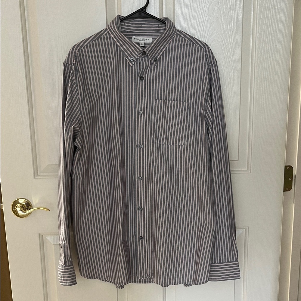 Banana Republic Men's Blue, White and Red Striped Button-Down Shirt